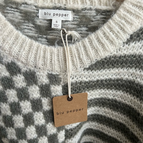 White and green sweater - Picture 3 of 4